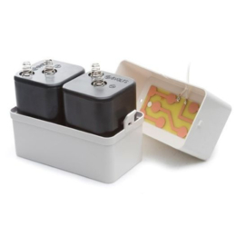 Houder voor twee 6 volt blokbatterijen.