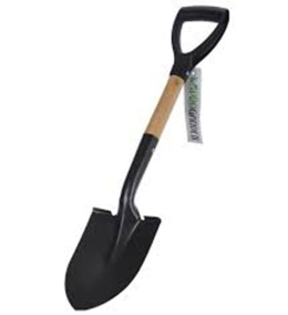 Schep metaal met houten steel en kunststof handvat.