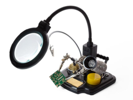 Derde hand met vergrootglas en verlichting.