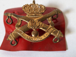 Belgisch militair baretembleem ( mutsensigne) van het korps van de Artillerie